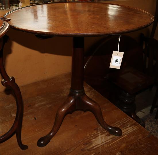 George III mahogany circular  tea table(-)
